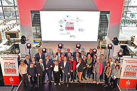 Jubiläum 20 Jahre Stiftergemeinschaft Sparkasse Fürth Gruppenbild mit Stifterinnen und Stiftern
