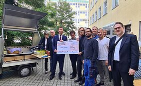 Landkreisstiftung spendet an Arche gGmbH Grill auf vier Rädern wird unterstützt