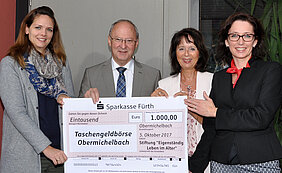 Geldspende an Taschengeldbörse Obermichelbach Sparkasse Fürth unterstützt Taschengeldbörse