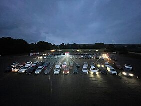 Benefiz-Autokino-Rosstal 2026 Blick auf das Autokino Rasstal bei Nacht
