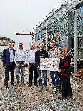 Spendenübergabe an Sozial.Stark.Fuerth Spendenübergabe symbolischer Scheck